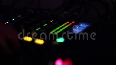 夜总会，派对，炫酷混合控制台上闪烁的灯光.. DJ播放音乐